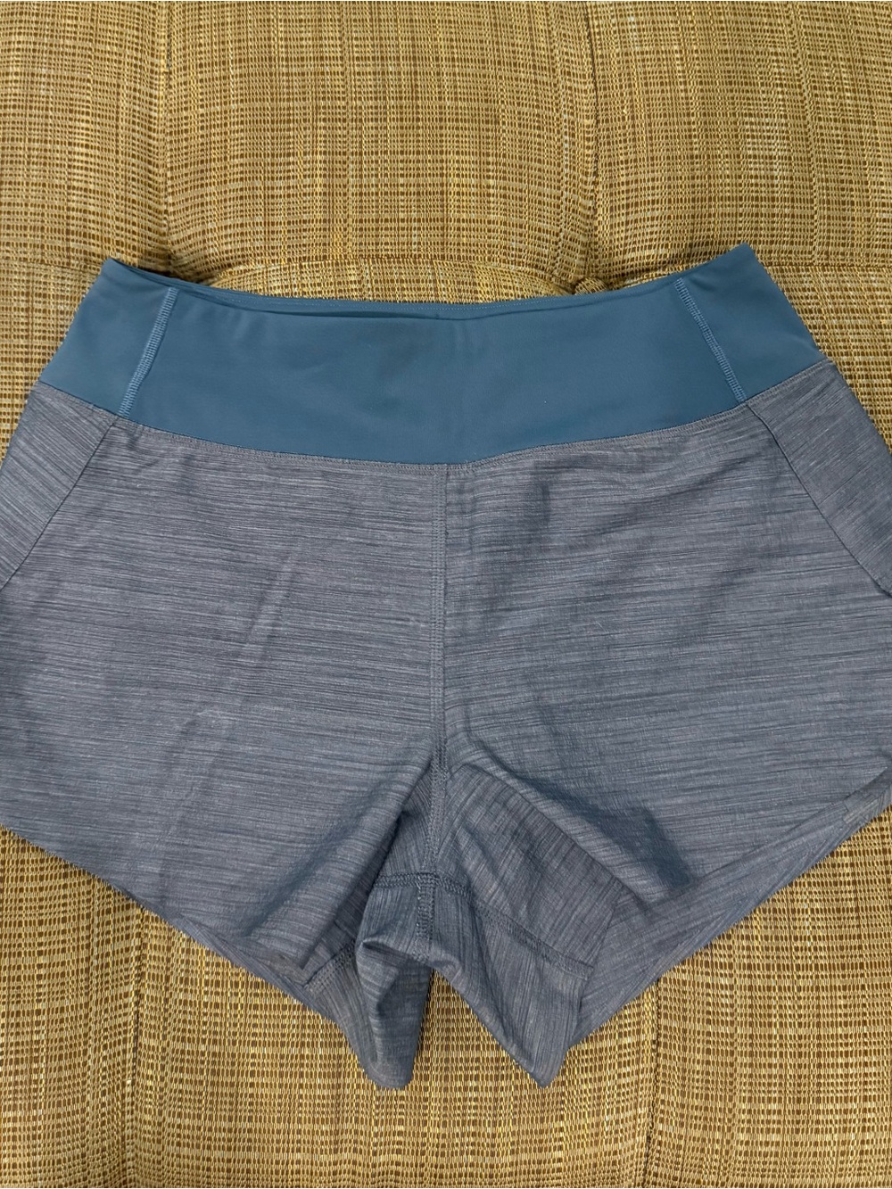 Athleta “Run With It” textured 3.5in Short